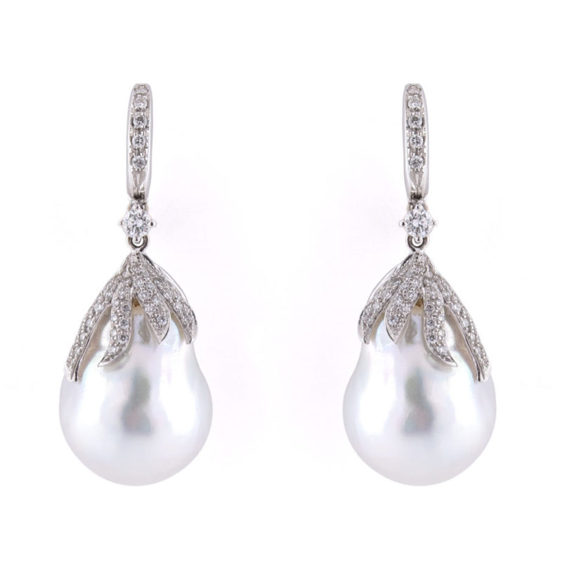 Pendientes en oro blanco 18 quilates con Diamantes talla Brillante y Perlas Australianas estilo Barroco